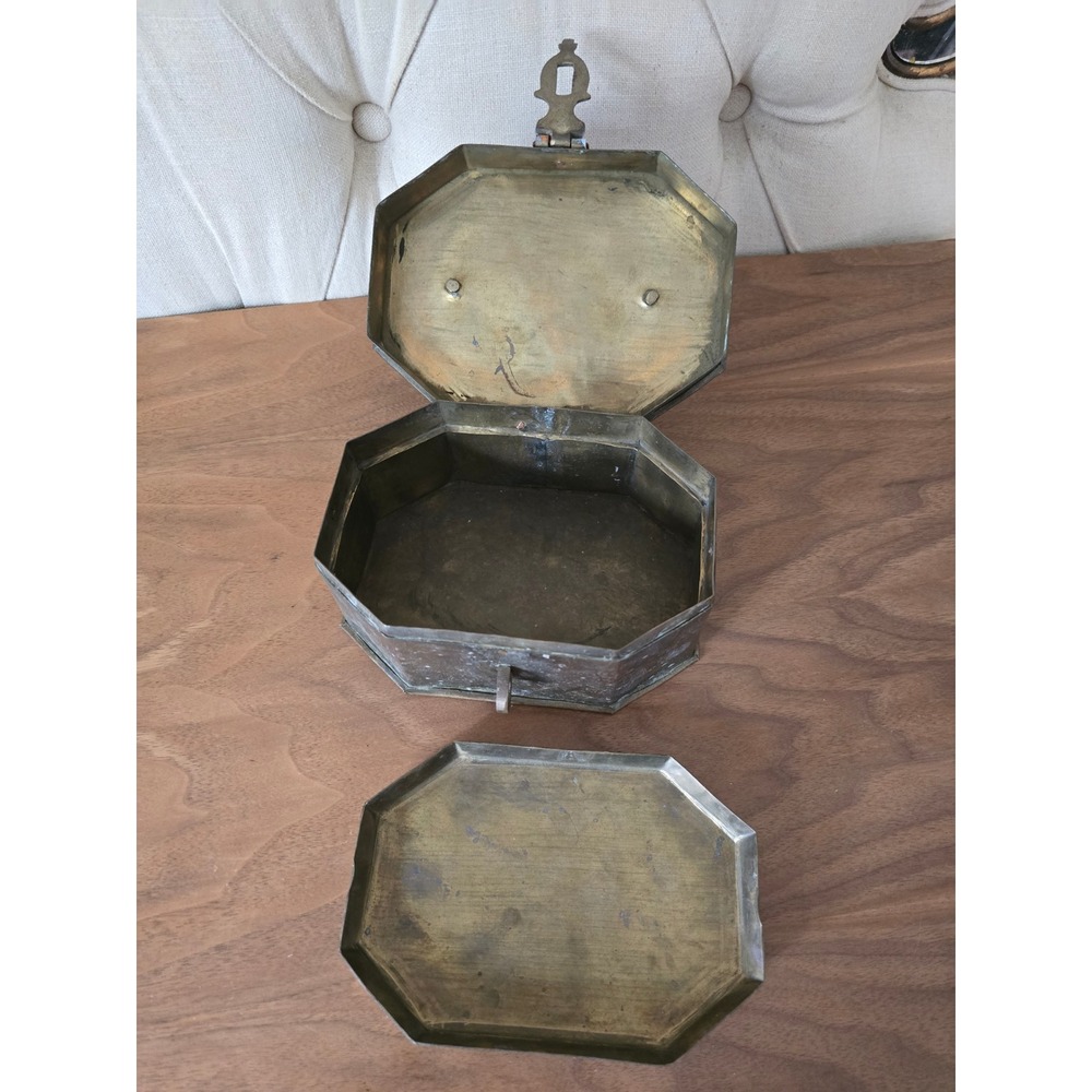 Antique brass octagonal trinket box with handle & latch - Picture 7 of 8